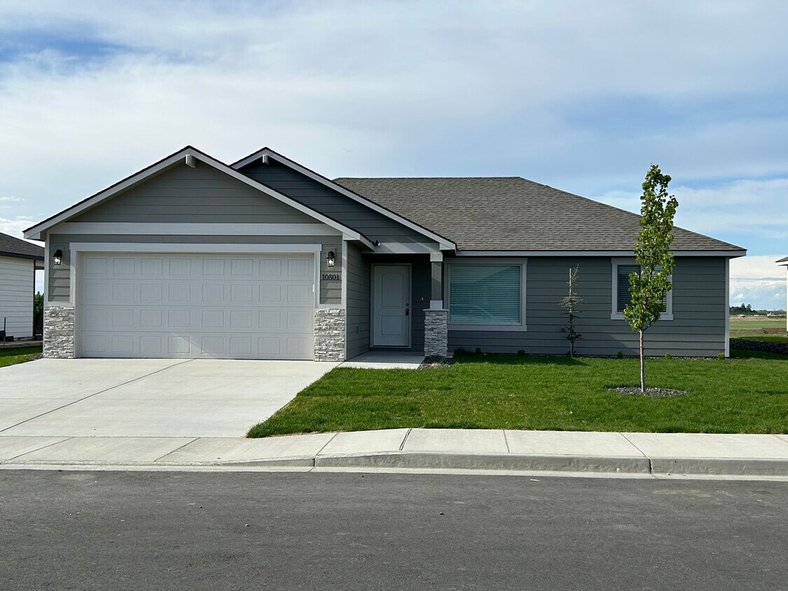 Foto principal - Modern, Open Concept Home Within Brand New...