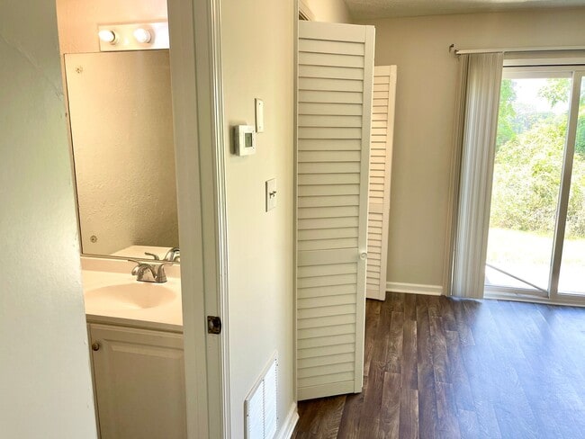 Foto del edificio - Welcome to this charming 2-bedroom, 1.5-ba...