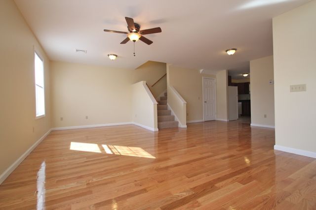 Building Photo - 204 River View Ln