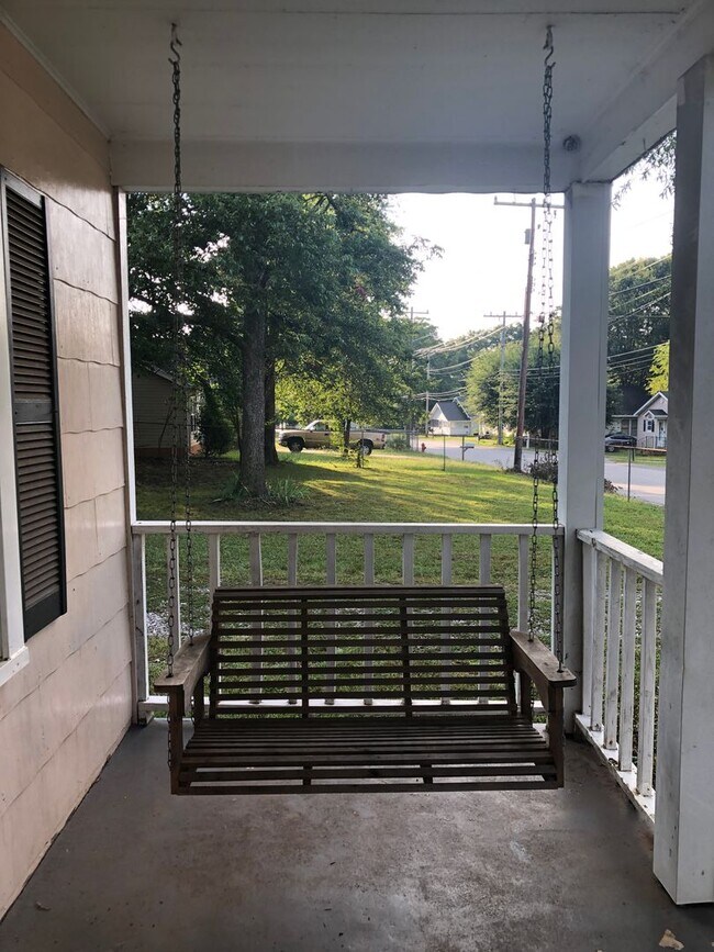 Building Photo - Charming - 2 BD- 1 full BA - Bungalow w/ r...