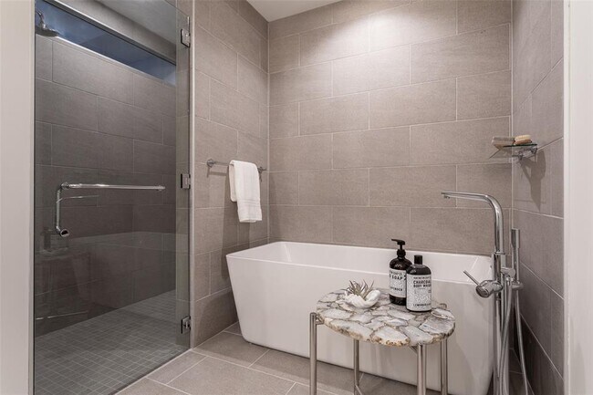 Foto del edificio - 5955 Caruth Haven Ln