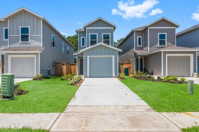 Building Photo - 21455 Carosella Dr