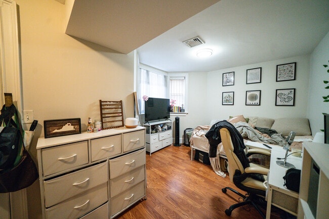 Building Photo - 719 Parker St