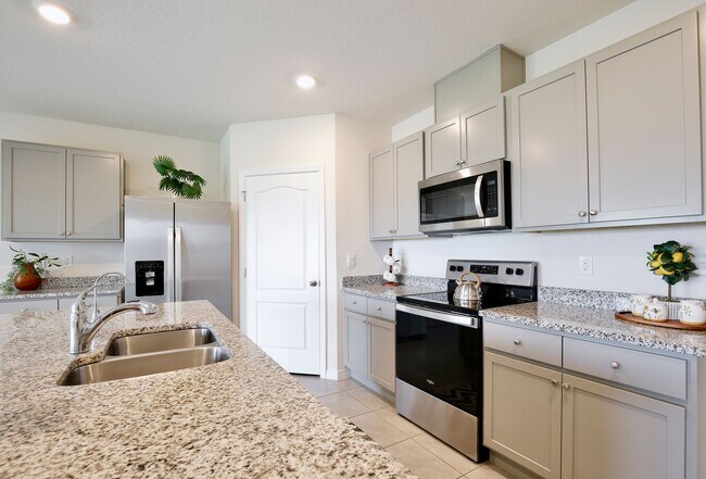 Foto del edificio - Beautiful 4 Bedroom, 2 bath home is Available for Rent in the Forest Lake Community!