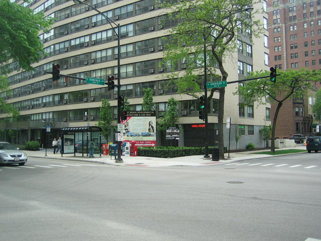 Building Photo - 2930 N Sheridan Rd