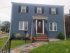 Building Photo - 136 Belmohr St