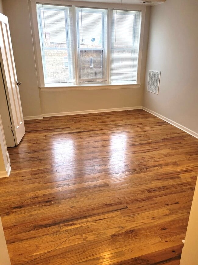 Foto del edificio - 1255 N Harding Ave