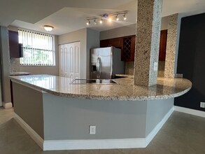 Building Photo - 118 Lake Emerald Dr