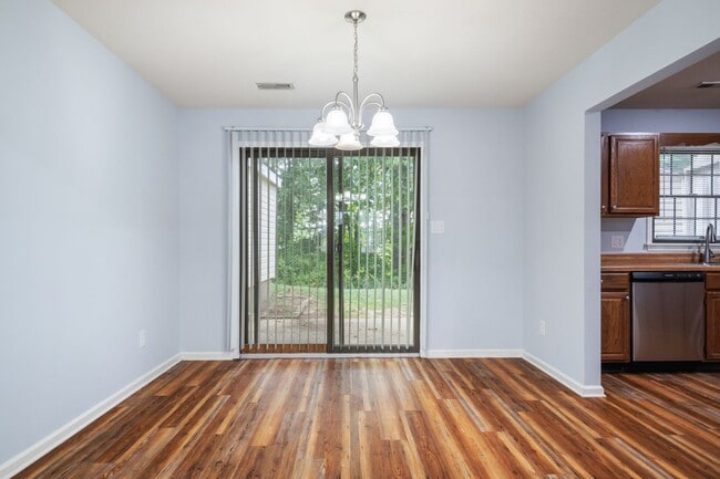 Building Photo - 3 bed/2 1/2 Bath. Pet Friendly. Easy acces...