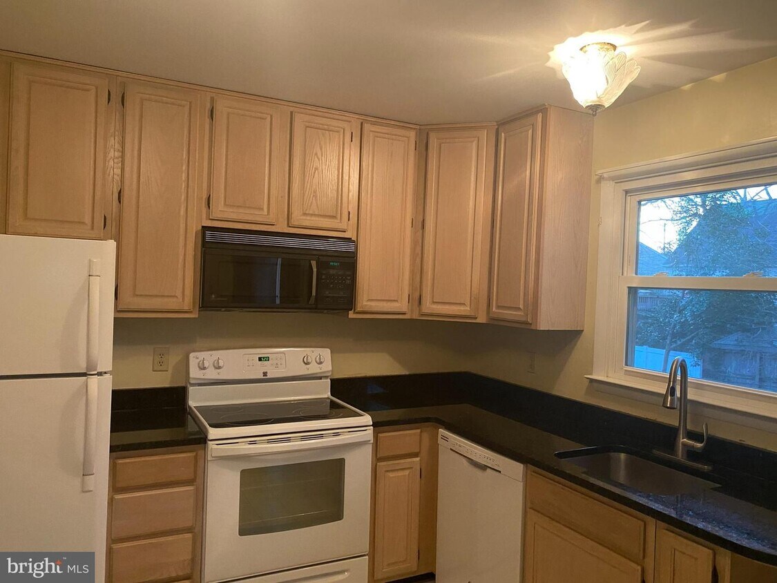 Primary Photo - 532 West Dr