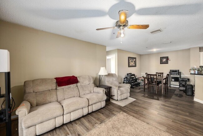 Foto del edificio - 4045 Crockers Lake Blvd