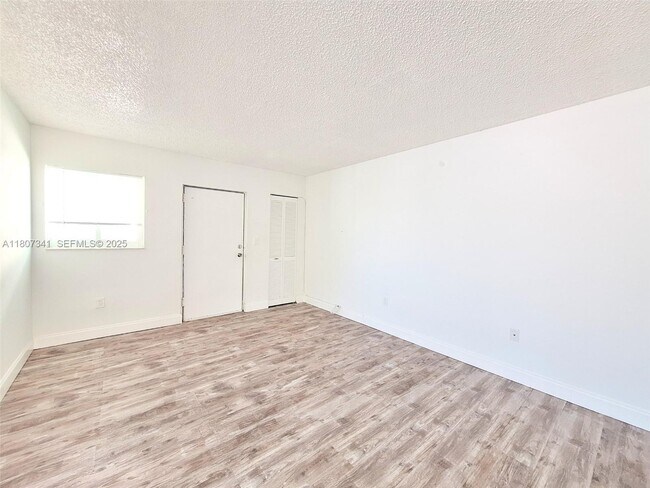 Foto del edificio - 2011 Bay Dr