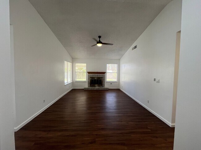 Building Photo - Bright & Beautifully Renovated 3 Bed, 2 Ba...