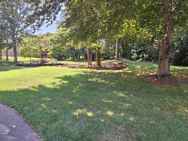 Building Photo - 4bd/3 bath located in desirable neighbor in Fox Den Subdivision in West Knoxville