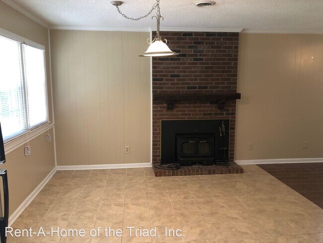 Building Photo - 3 br, 1.5 bath House - 2102 Brickhaven Drive