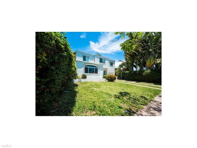 Building Photo - 4550 Royal Palm Ave