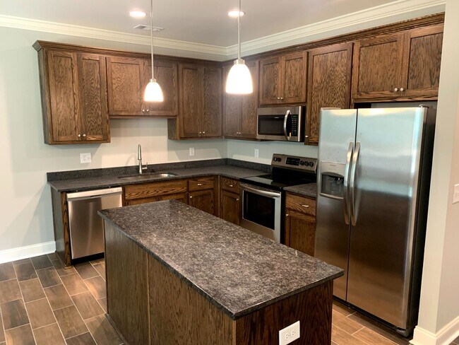 Foto del edificio - Convenient 3BR/2BA Townhome with Garage & Lawn Care Included