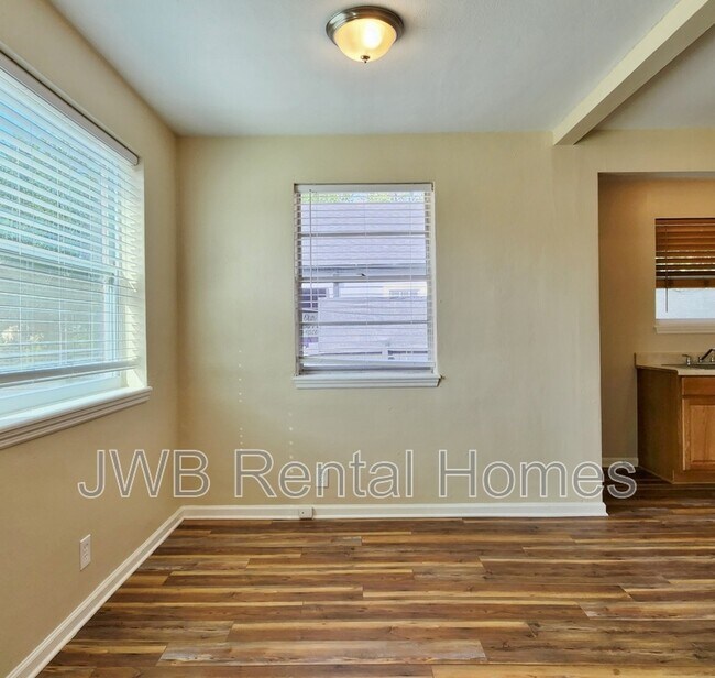 Foto del edificio - 329 Demper Dr