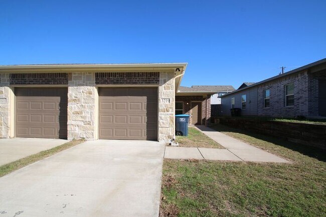 Building Photo - Beautifully Upgraded 3/2 Duplex w/ Garage & Fenced Yard | Off Camp Bowie!