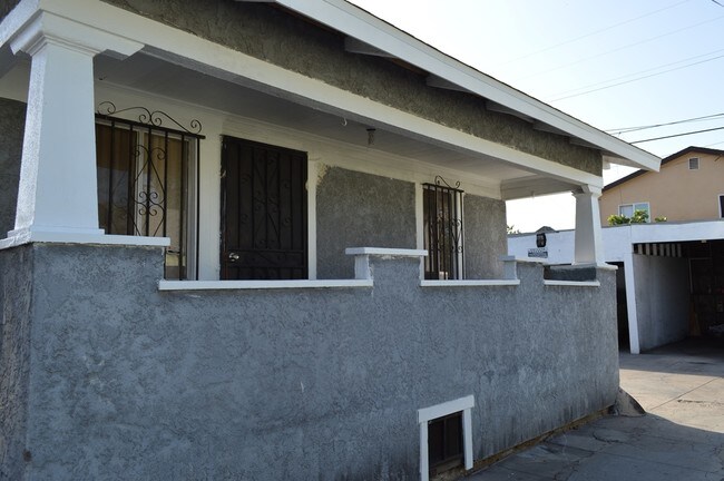 Casa unifamiliar (parte trasera) - 1148 E 48th St