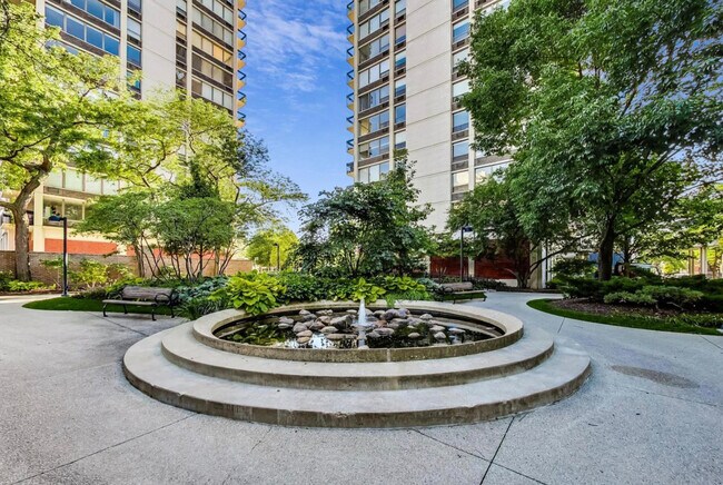 Foto del edificio - 1360 N Sandburg Terrace
