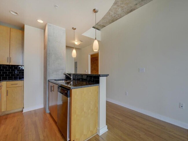 Building Photo - 360 Nueces St