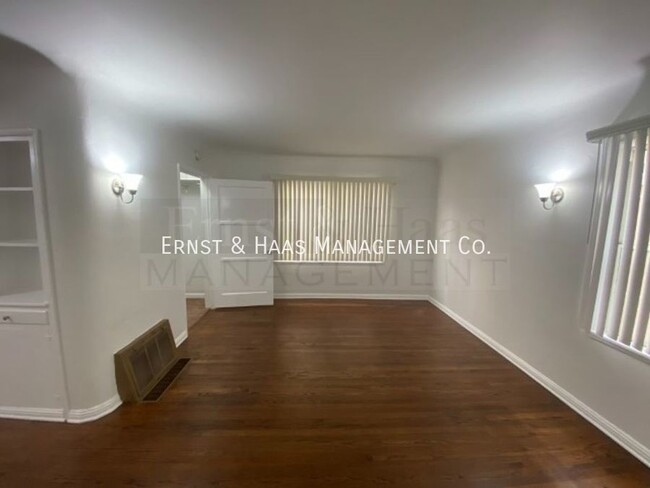 Building Photo - Wonderful 1 Bedroom Apartment Just a Block...