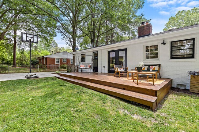 Building Photo - Fully Furnished Home, Short Term Leases Op...