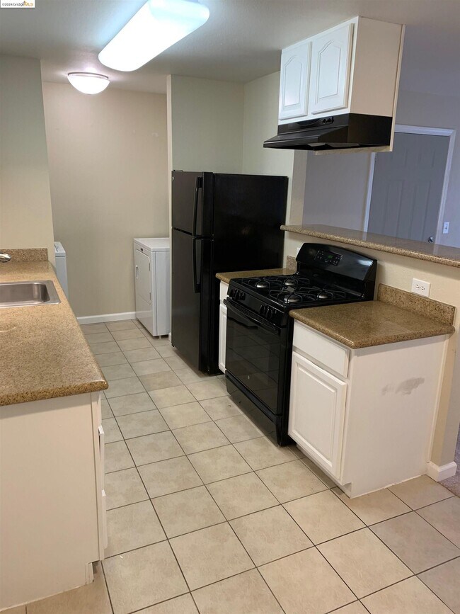 Building Photo - 2167 Lakeview Cir