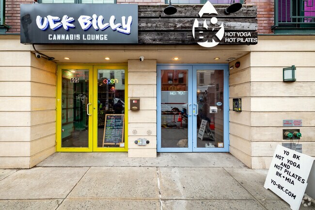 Building Photo - 605-607 Manhattan Ave