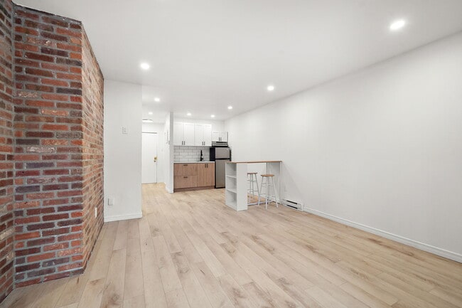 Photo du bâtiment - 1375 Rue La Fontaine