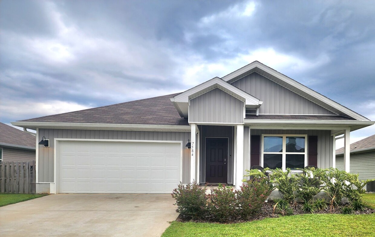 Primary Photo - Gorgeous and Spacious 4 Bedroom, 2 Bath Op...