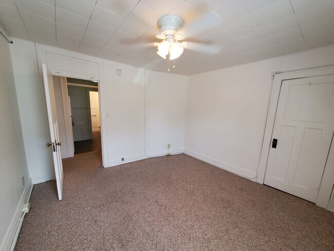 Building Photo - 810 W 25th St