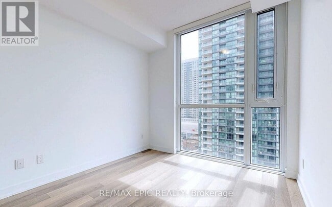 Building Photo - 5180-5180 Yonge St
