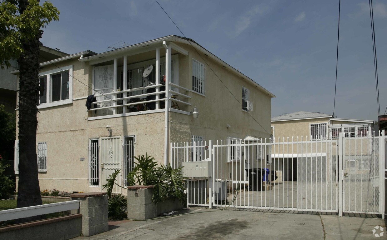 Building Photo - Duplex + 3 Cottages + Sfr