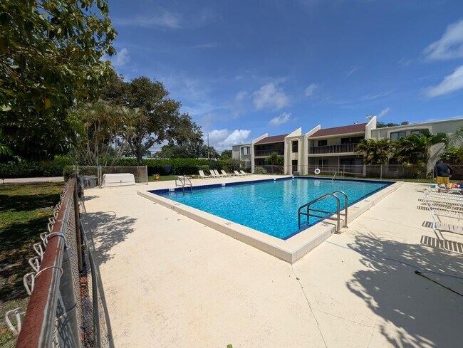 Foto del edificio - 150 Pineview Rd
