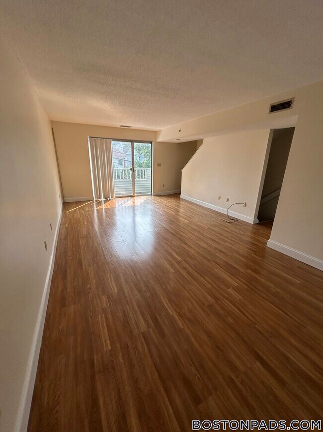 Foto del edificio - 148 N Beacon St