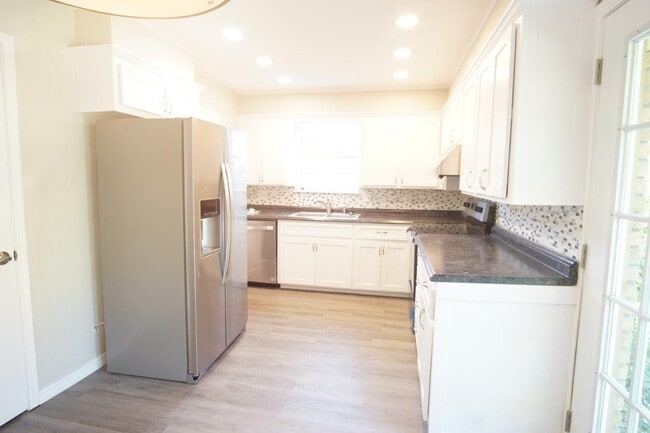 Building Photo - 2035 Allenhurst St