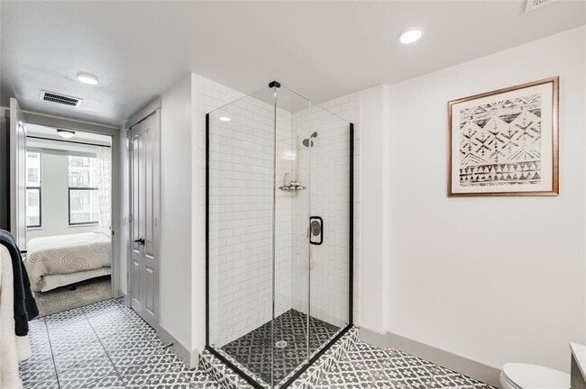 Building Photo - 1414 N Shepherd Dr