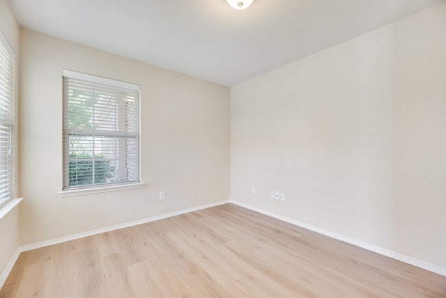 Building Photo - 1445 Birmingham Forest Dr