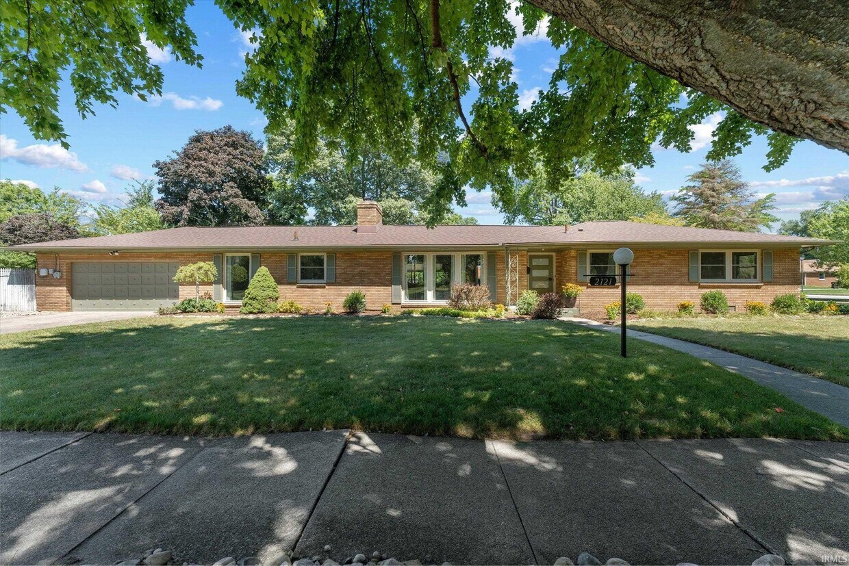 Foto principal - 2121 E Madison St