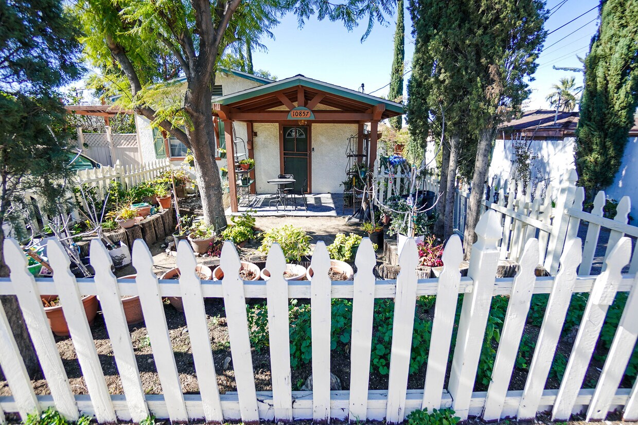 Foto principal - 10857 Mount Gleason Ave
