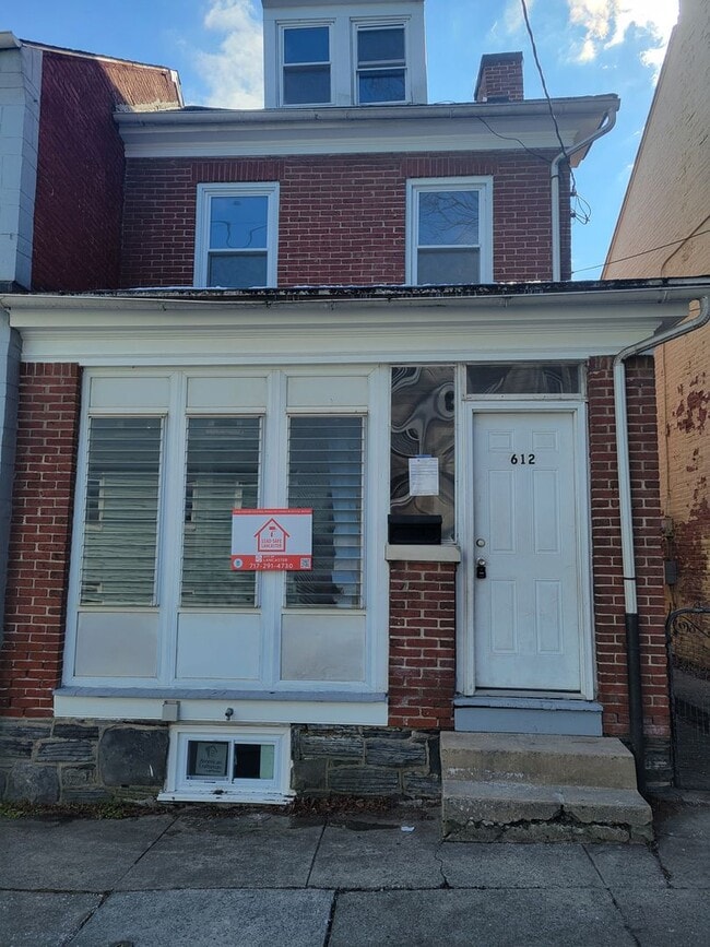 Building Photo - 612 High St