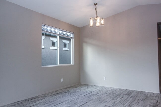Building Photo - Four Bedroom Saddlewood Home