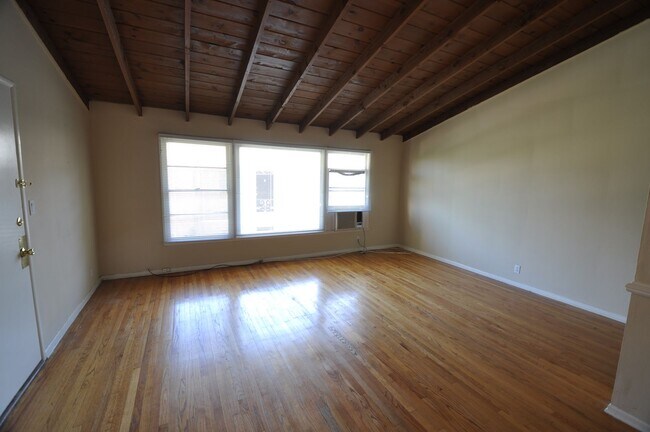 Foto del edificio - 14830 Dickens St
