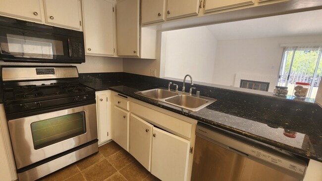 Foto del edificio - 2 Bedroom, 2 Bath Condo in Eastlake Shores