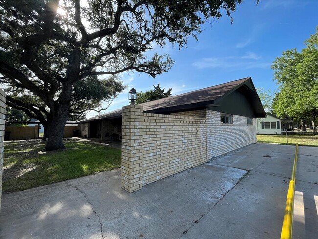 Building Photo - 914 Avenue H