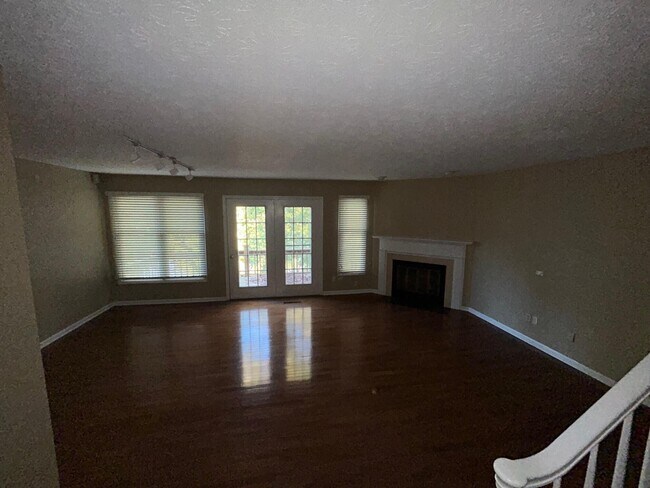 Building Photo - 3503 Lakeside Ct