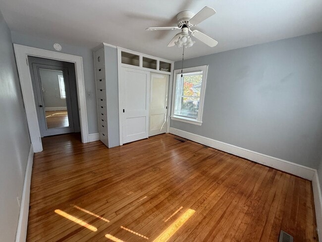 Building Photo - 903 Lee St N