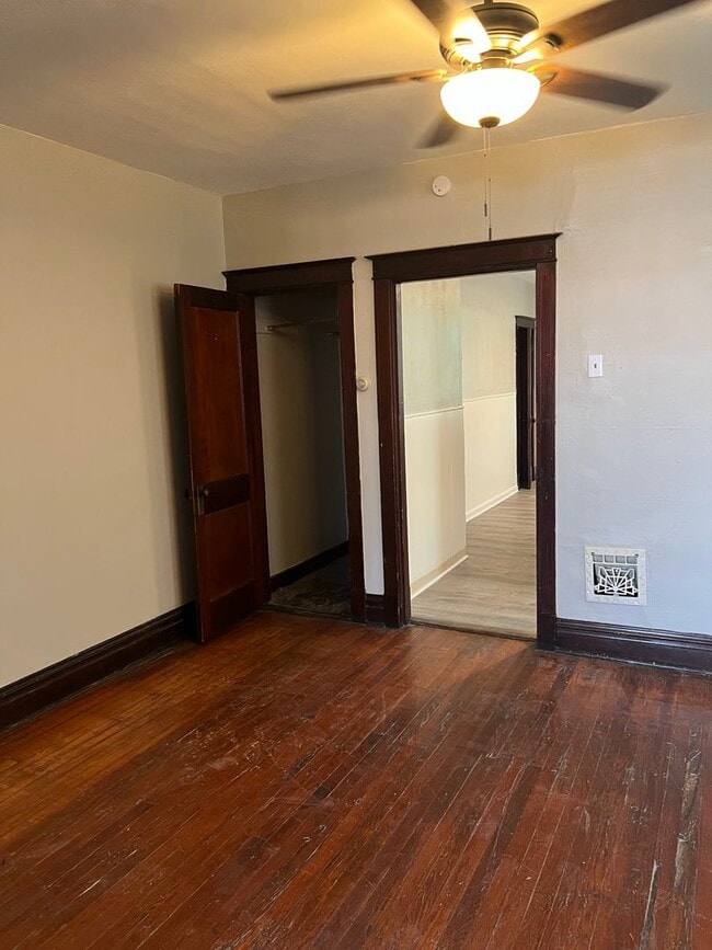 Building Photo - Charming 2nd Floor, 1 bd with new bath. Be...